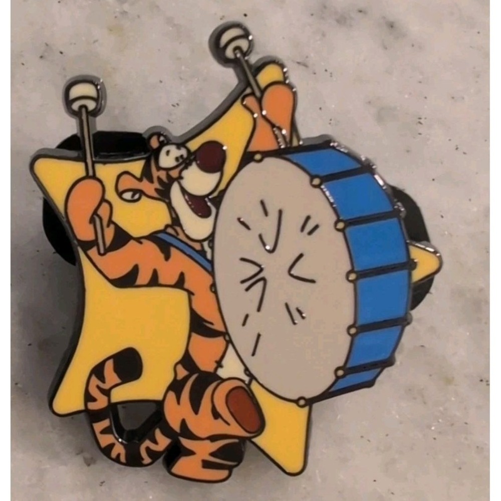 Disney FigPin Tigger Common Winnie The Pooh Mystery Pin Series 1